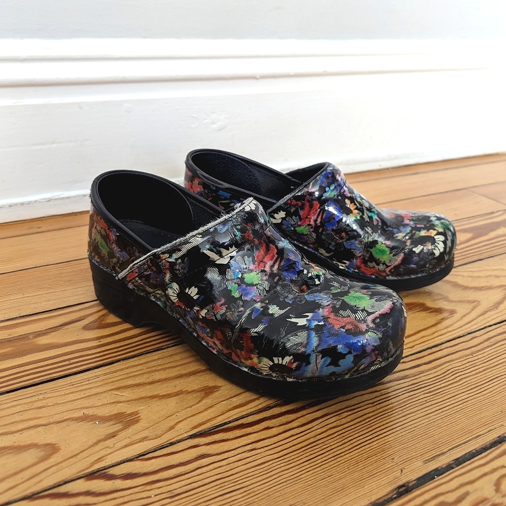 ♻️donated♻️Dansko Floral Clogs